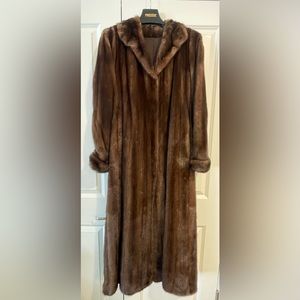 54” Natural Mink Coat. Wing collar, Double TBC - Pre-Owned